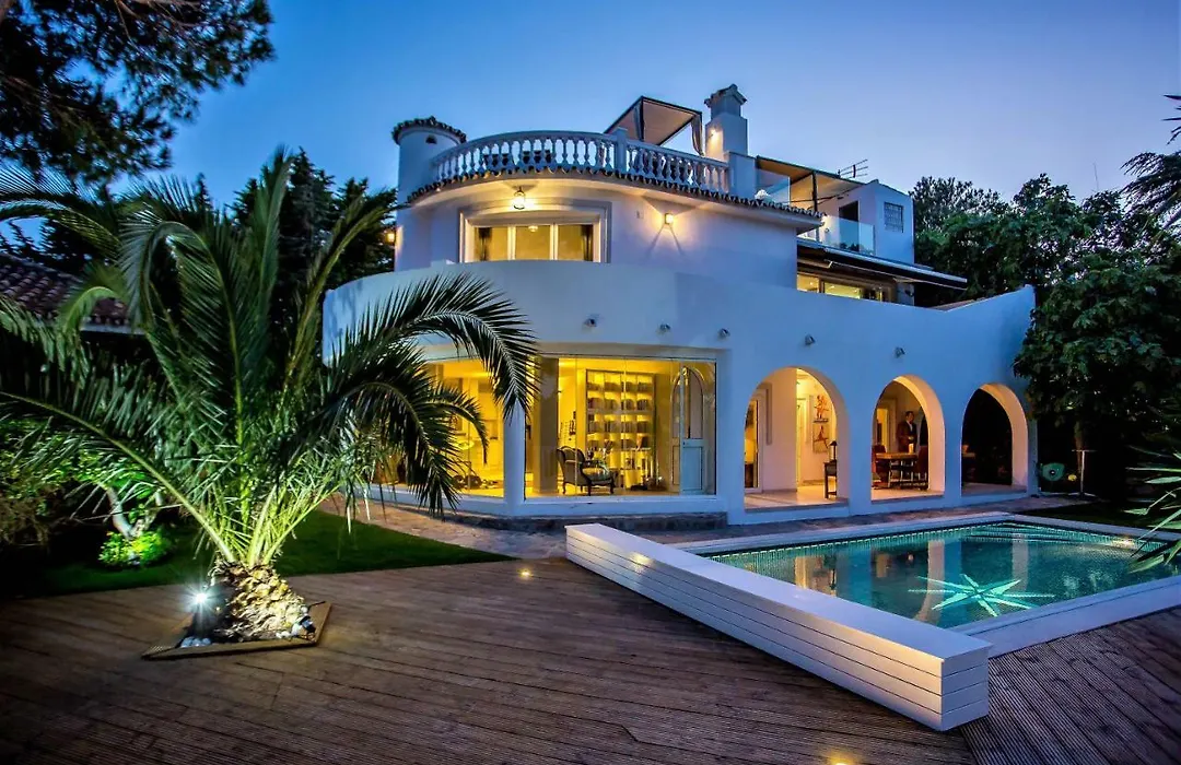 Luxury Villa With Swimming Pool And Jacuzzi-1