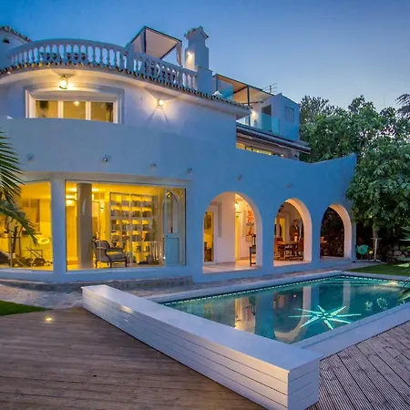 Luxury Villa With Swimming Pool And Jacuzzi-2